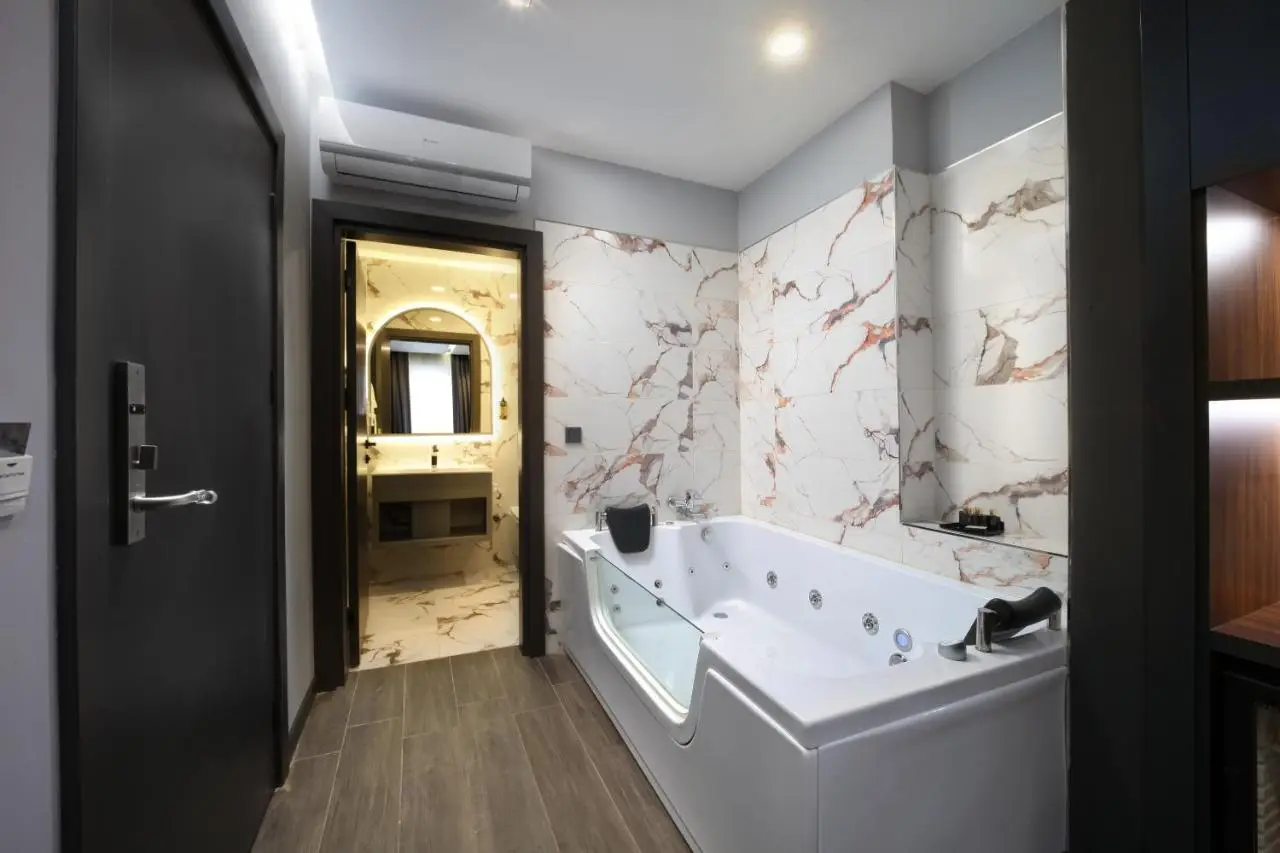 Second Suit Hotel