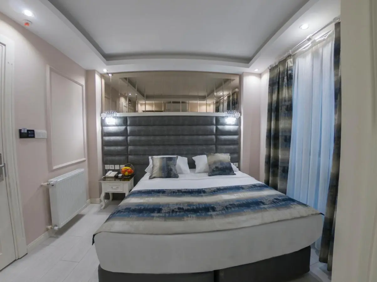 Crowned Hotel