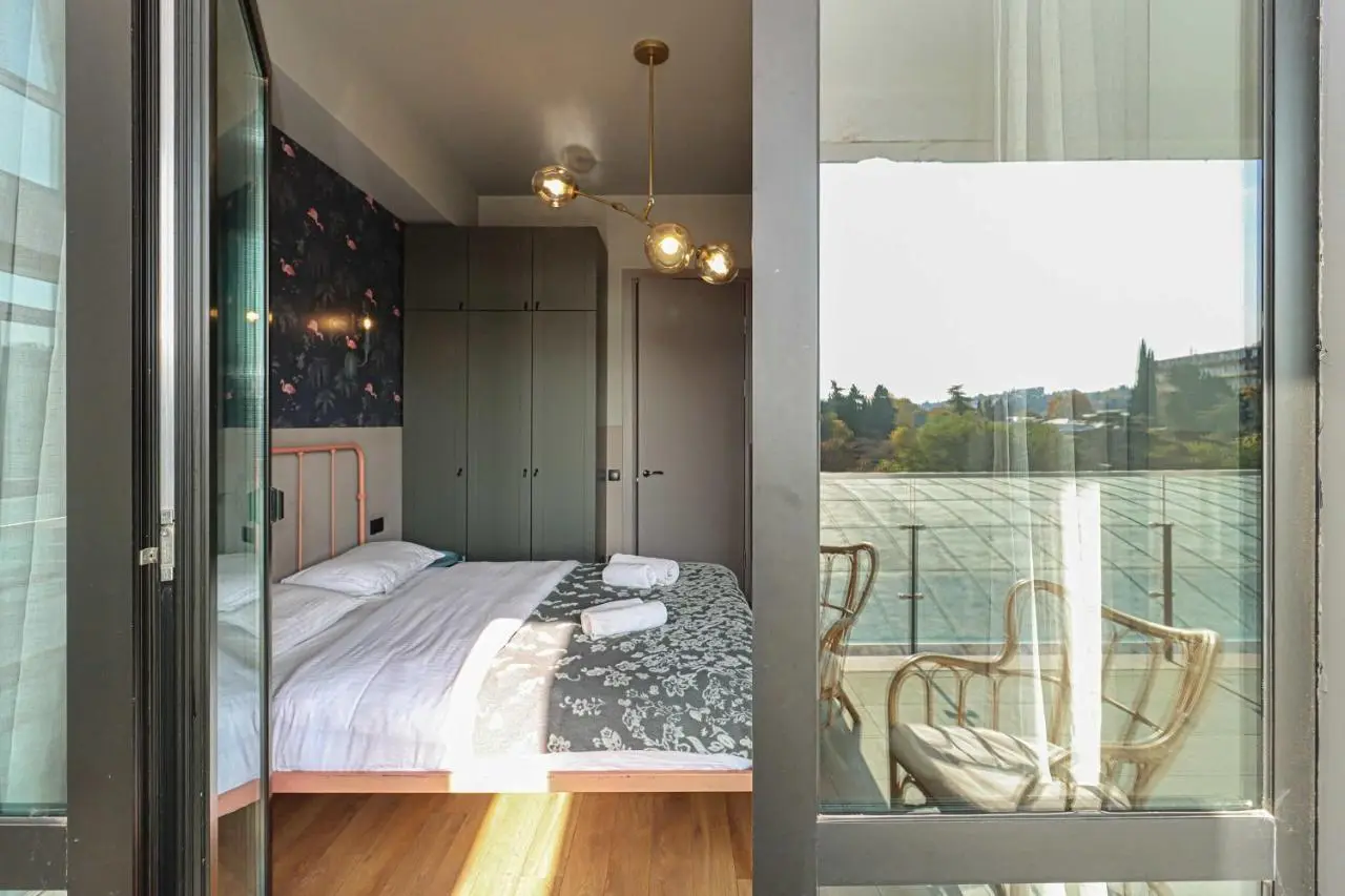 Wehost Apartment - On-site Pool & Gym - Not Included