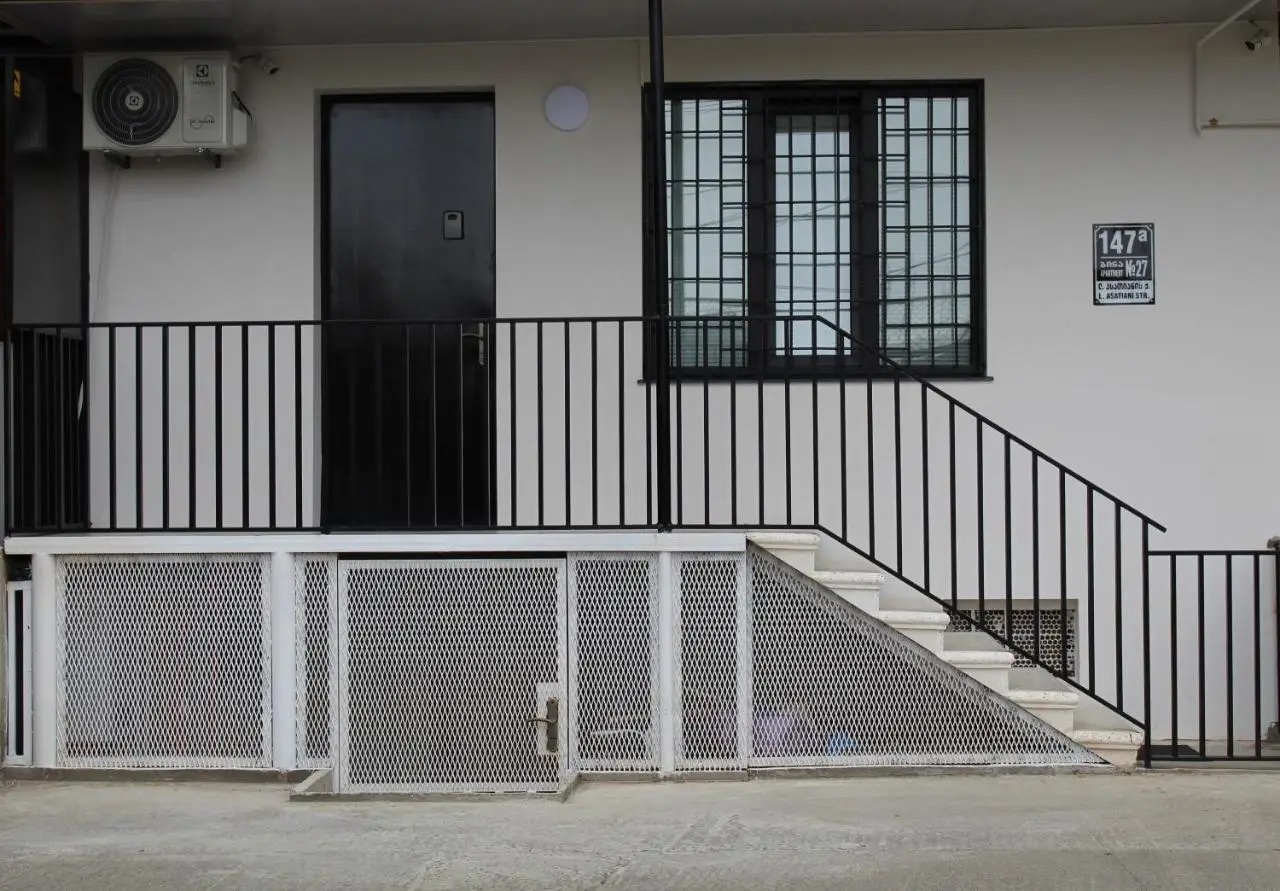 APARTMENT #27