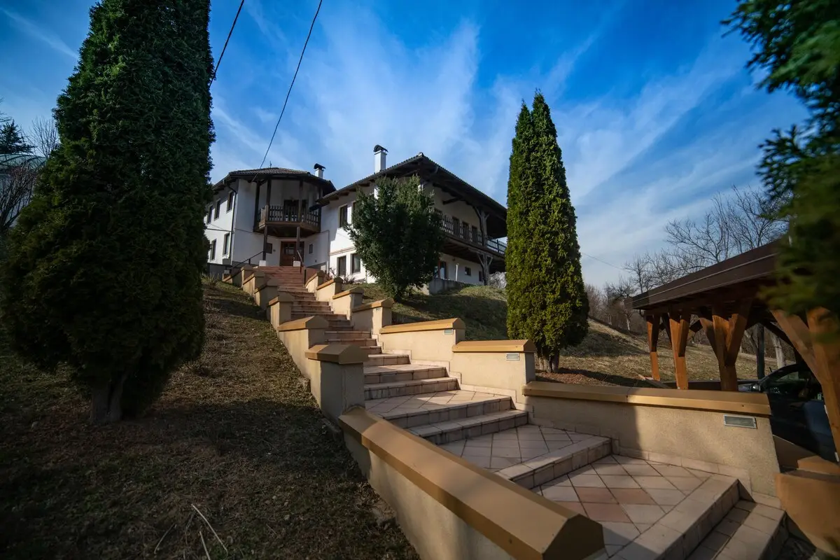 luxurious 350 m villa with 4 bedrooms
