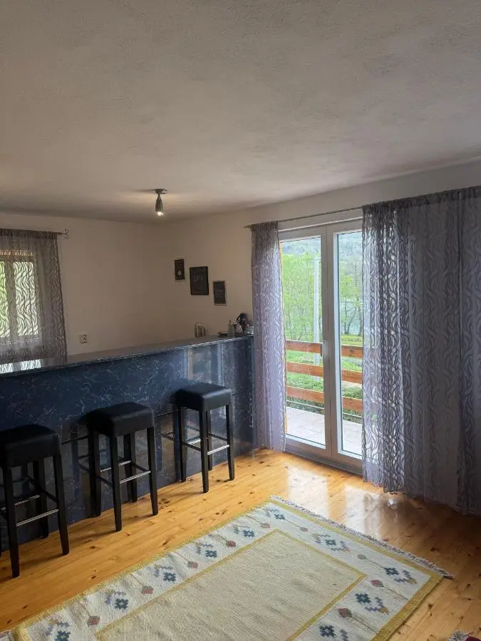 Lake House Ceric