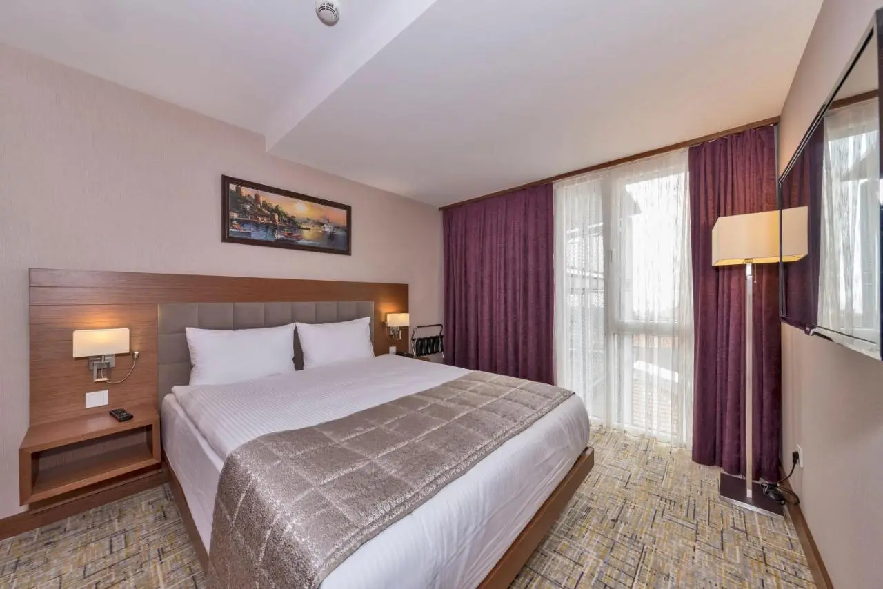 Land Park Hotel
