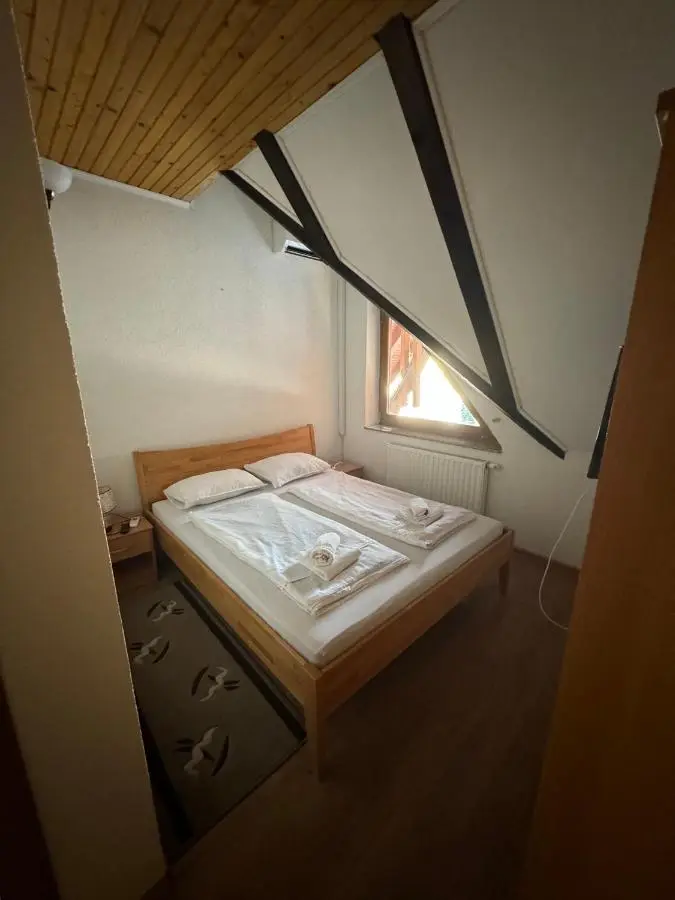 Prenoćište/Restoran Lovac