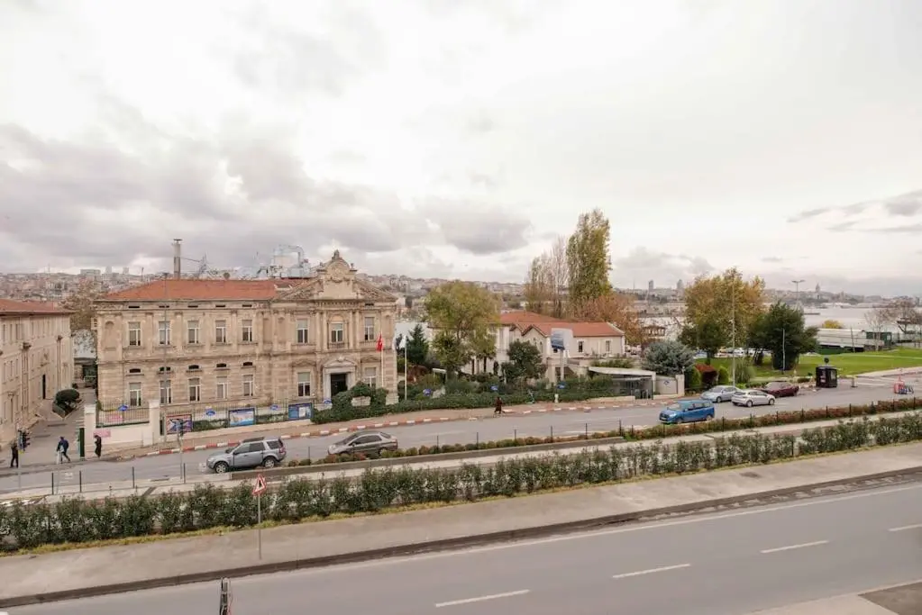 Waterfront Apartment by the Tram - Terrace with Dome & Golden Horn View in Fatih