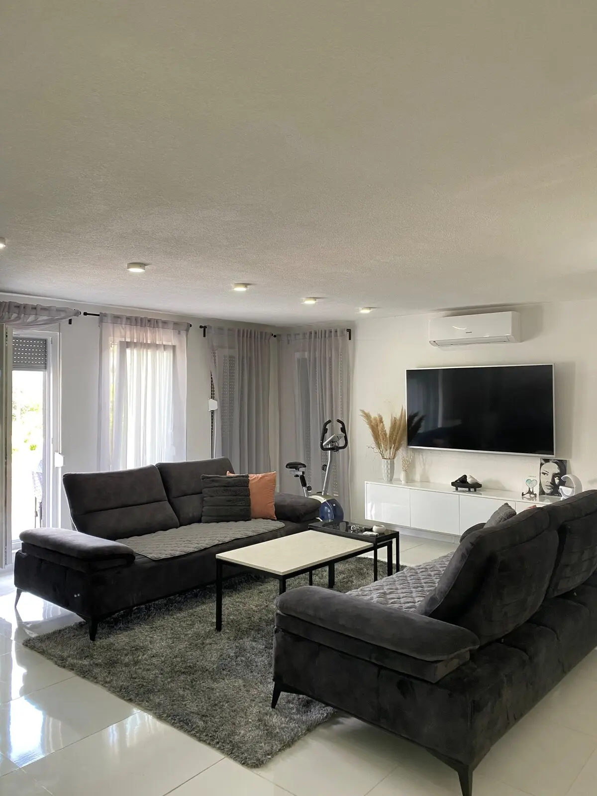 Villa La Familia, exclusive