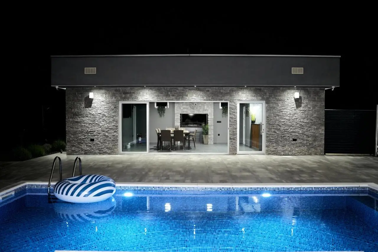 LUXIA PRIVATE ESTATE Sauna & Pool x Jacuzzi with Fireplace outdoor lounge