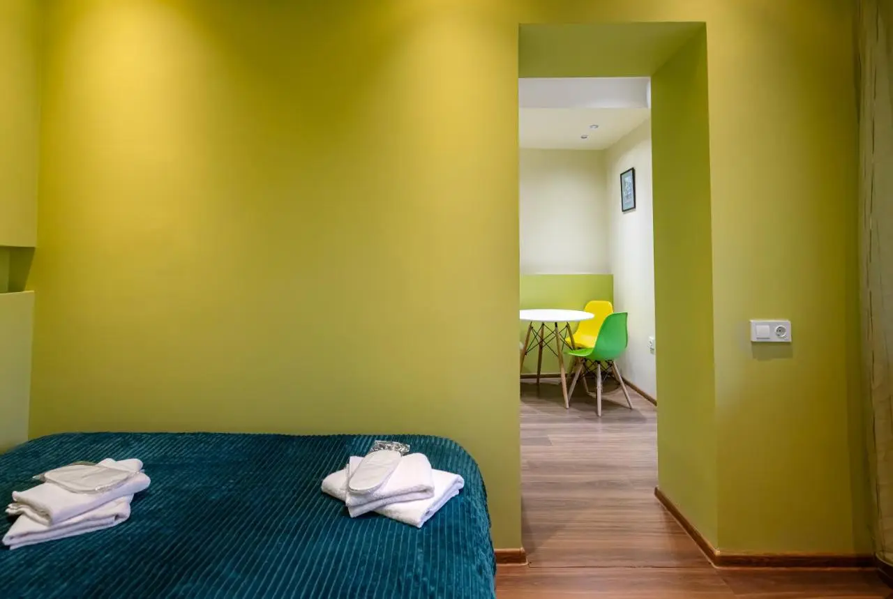 Apart Meidani - Stylish Old Town Apartment with Balcony & Synagogue View