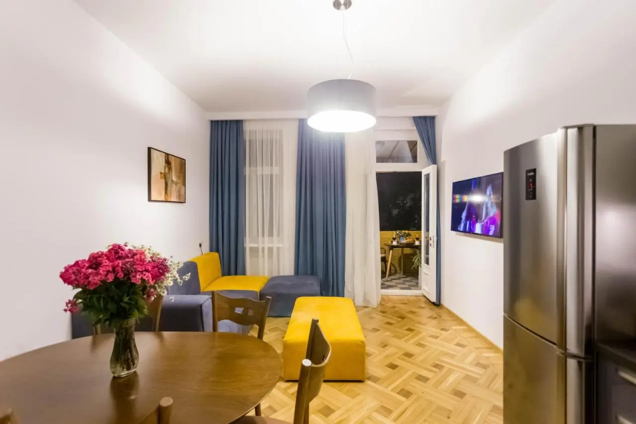Luxury 3 BR apartment by Freedom square City Center