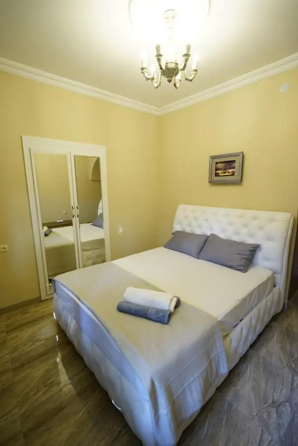 Hotel Daisy S Home