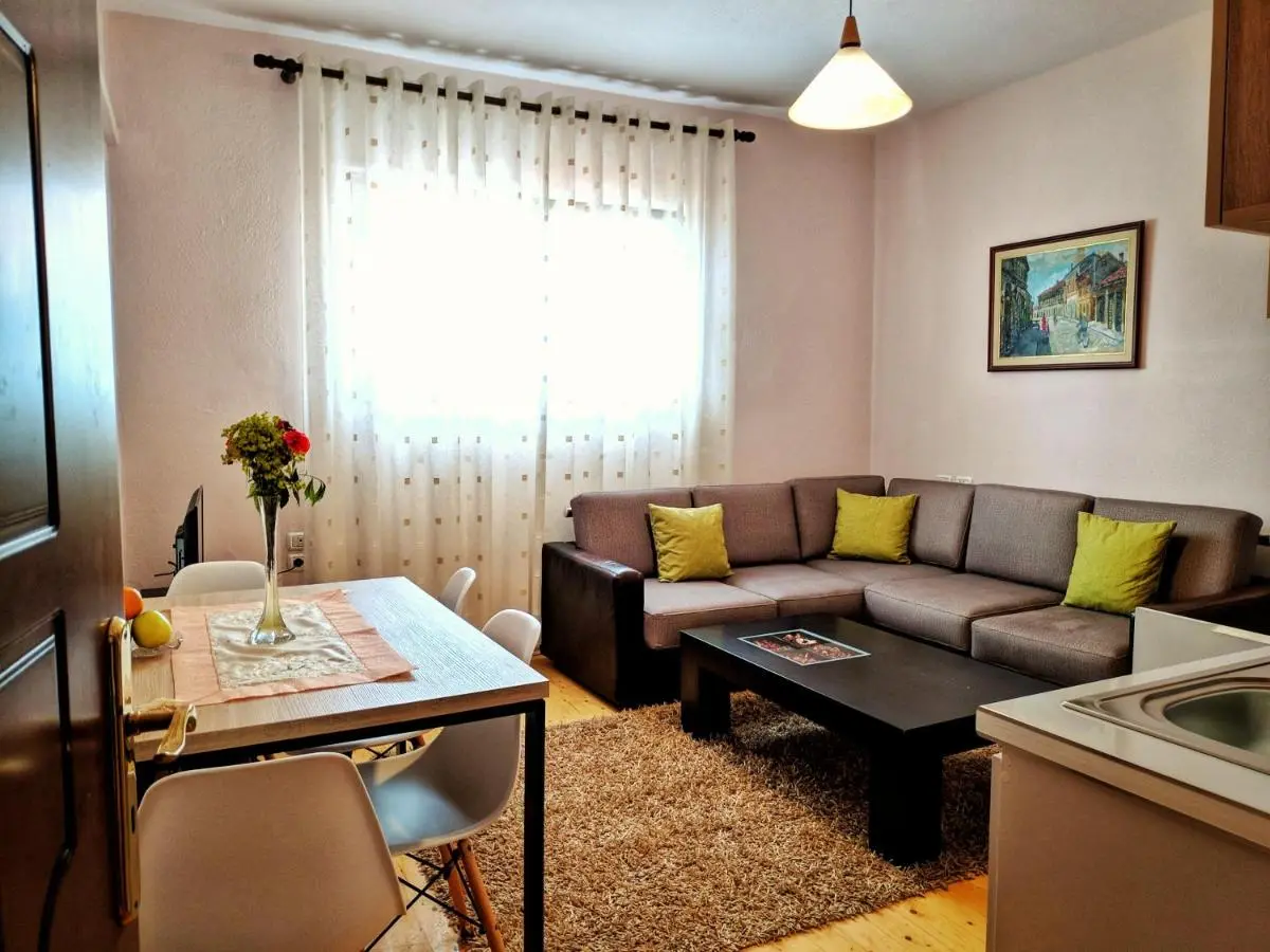 All Seasons Apartments - Free Parking & City Center