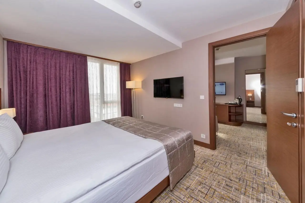 Land Park Hotel