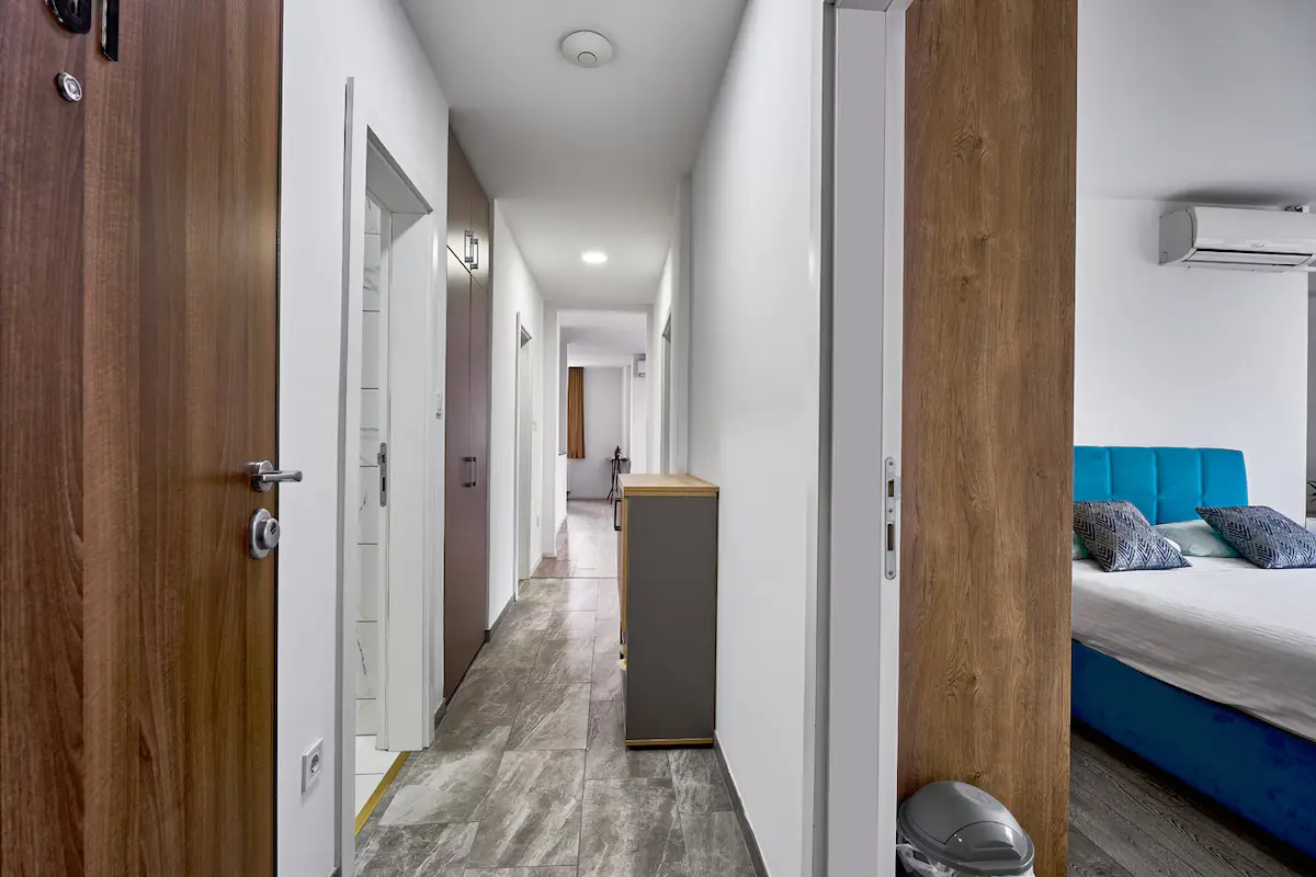 Deluxe Two-Bedroom Riverview Apartment