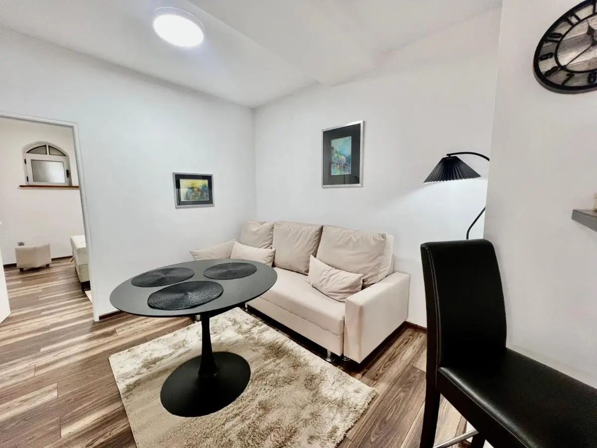 Modern Two-Bedroom Apartment with Garden & Parking
