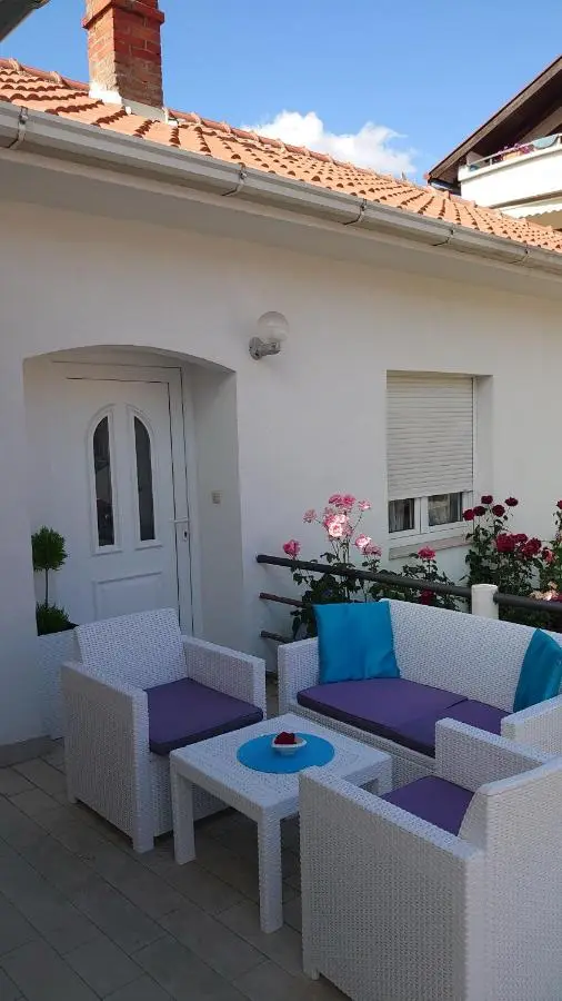 Apartments Tulipan - with free private parking garage