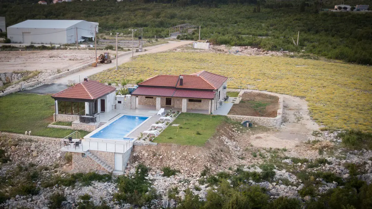 Villa Ljuba - Three Bedroom House & Swimming Pool