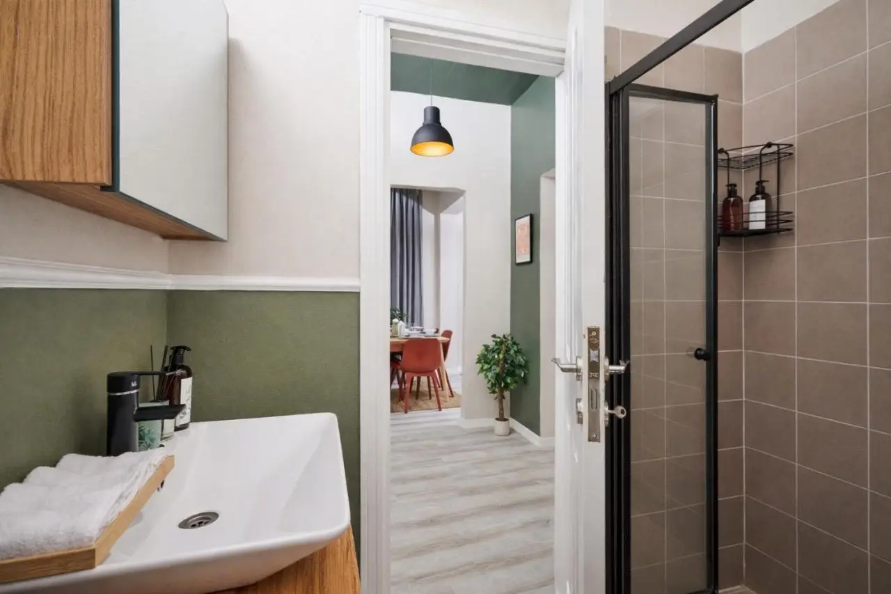 2BR Modern Flat in Nişantaşı 3 Min to Metro Full AC