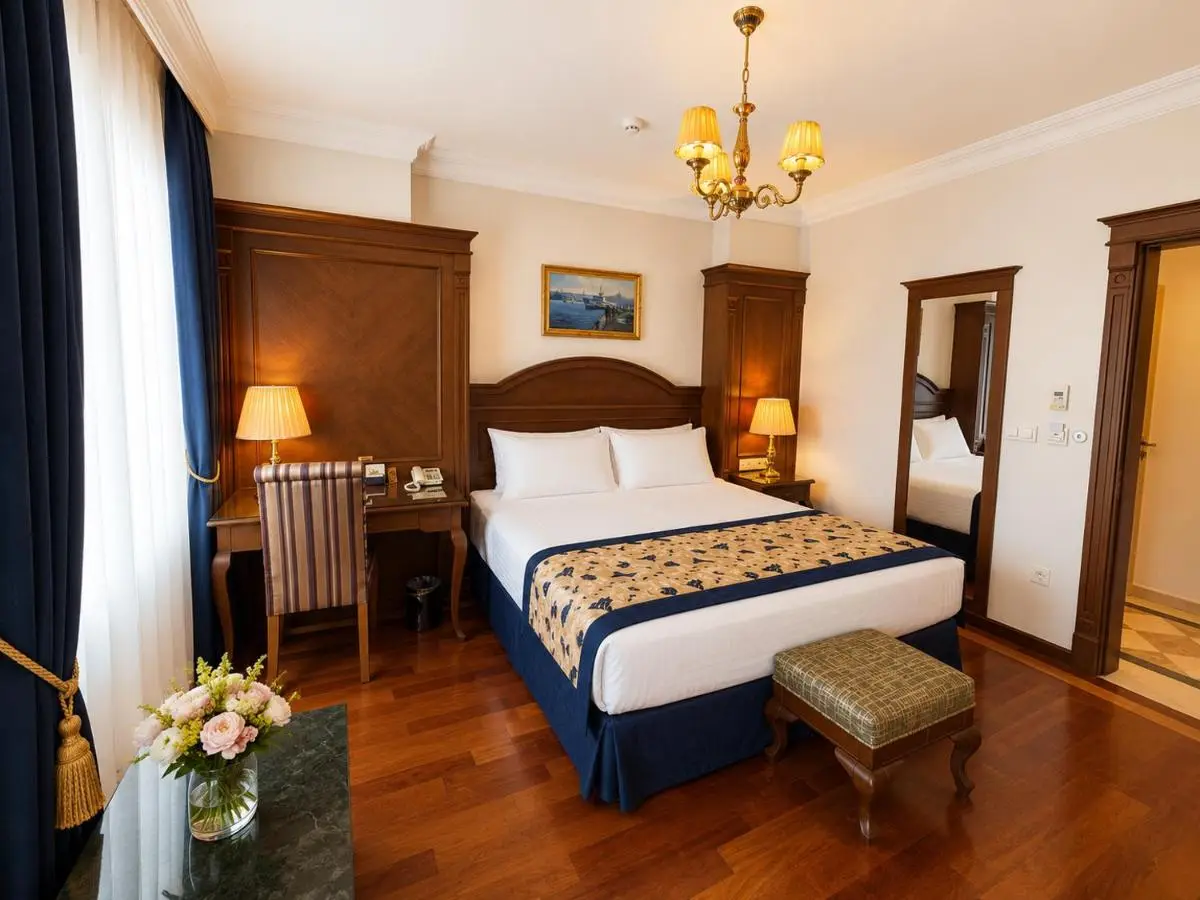 GLK PREMIER The Home Suites & Spa