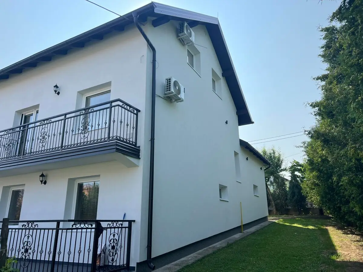 House with a large courtyard and parking, 3 air conditioners!