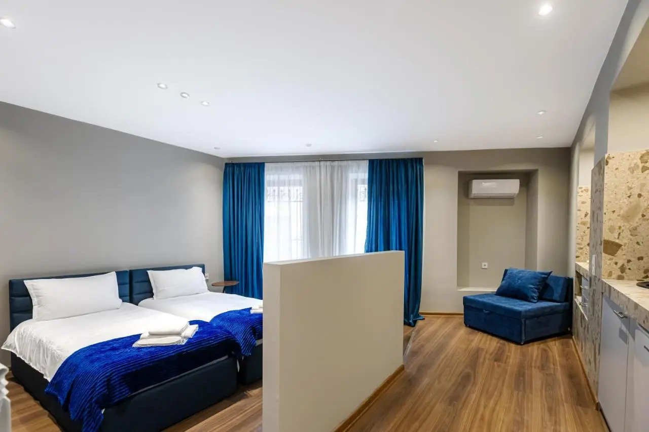Apart Meidani - Stylish Old Town Apartment with Balcony & Synagogue View