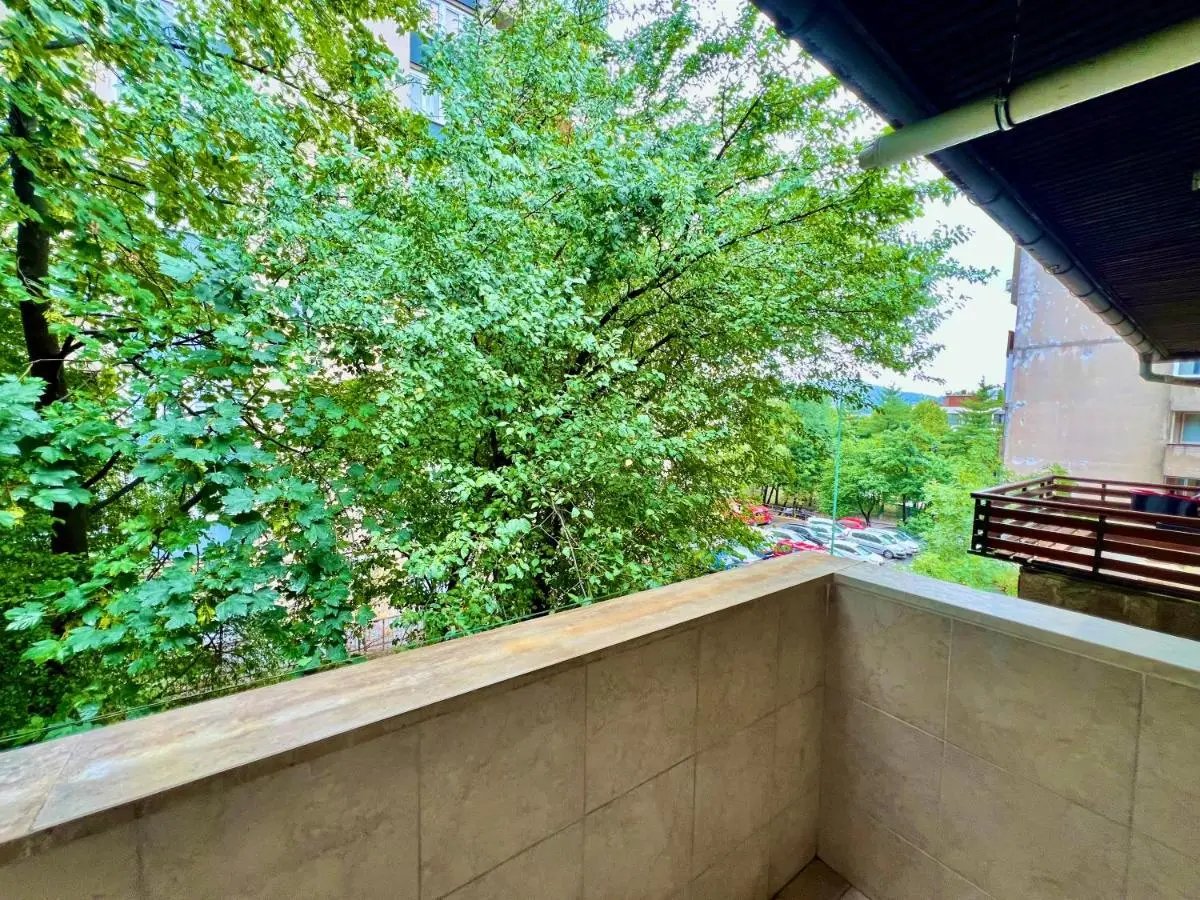 Spacious Two-Bedroom Apartment with Free Parking