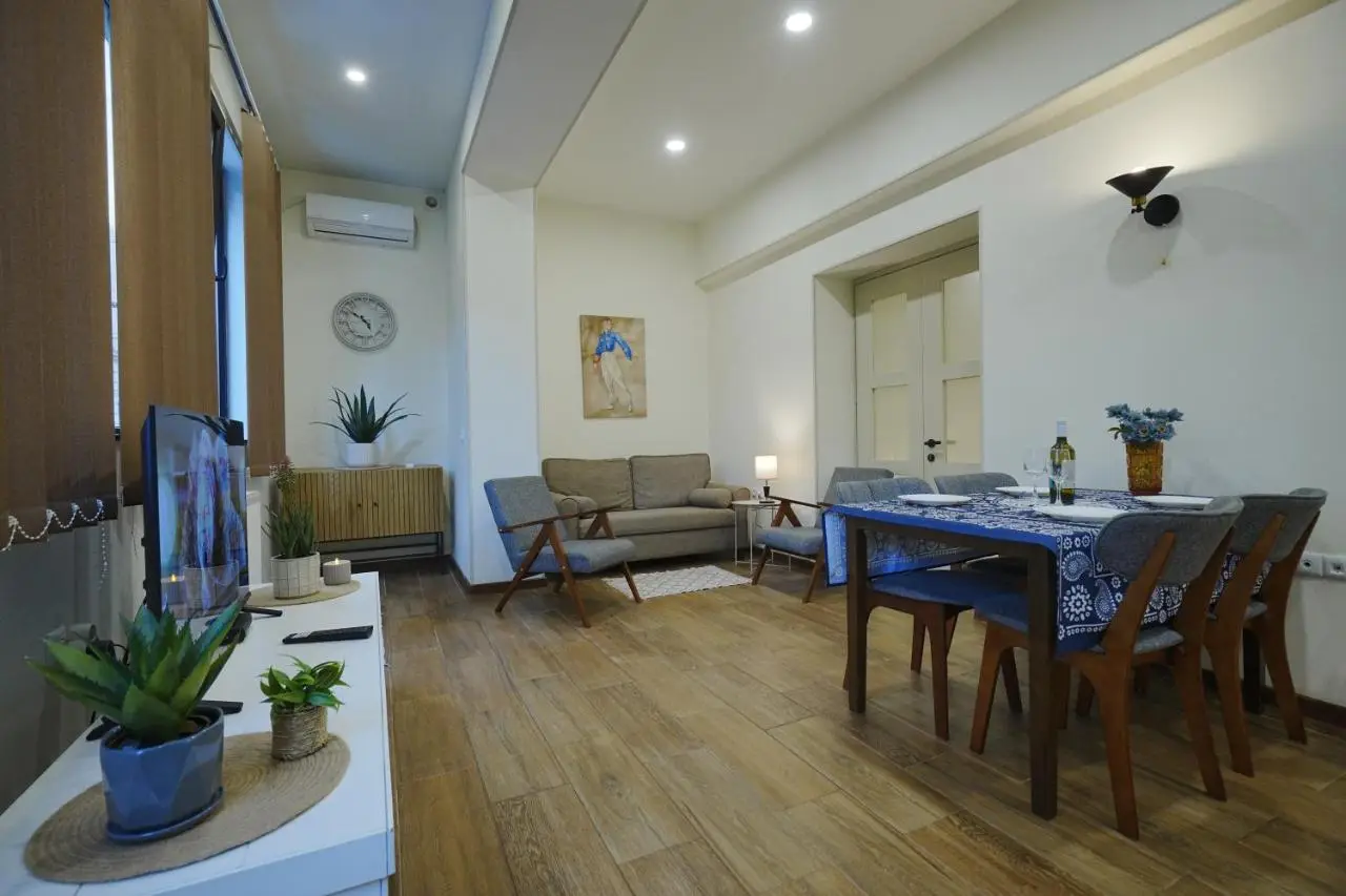 Cozy Apartment Near Holiday Inn