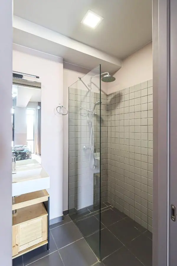 Wehost Apartment - On-site Pool & Gym - Not Included