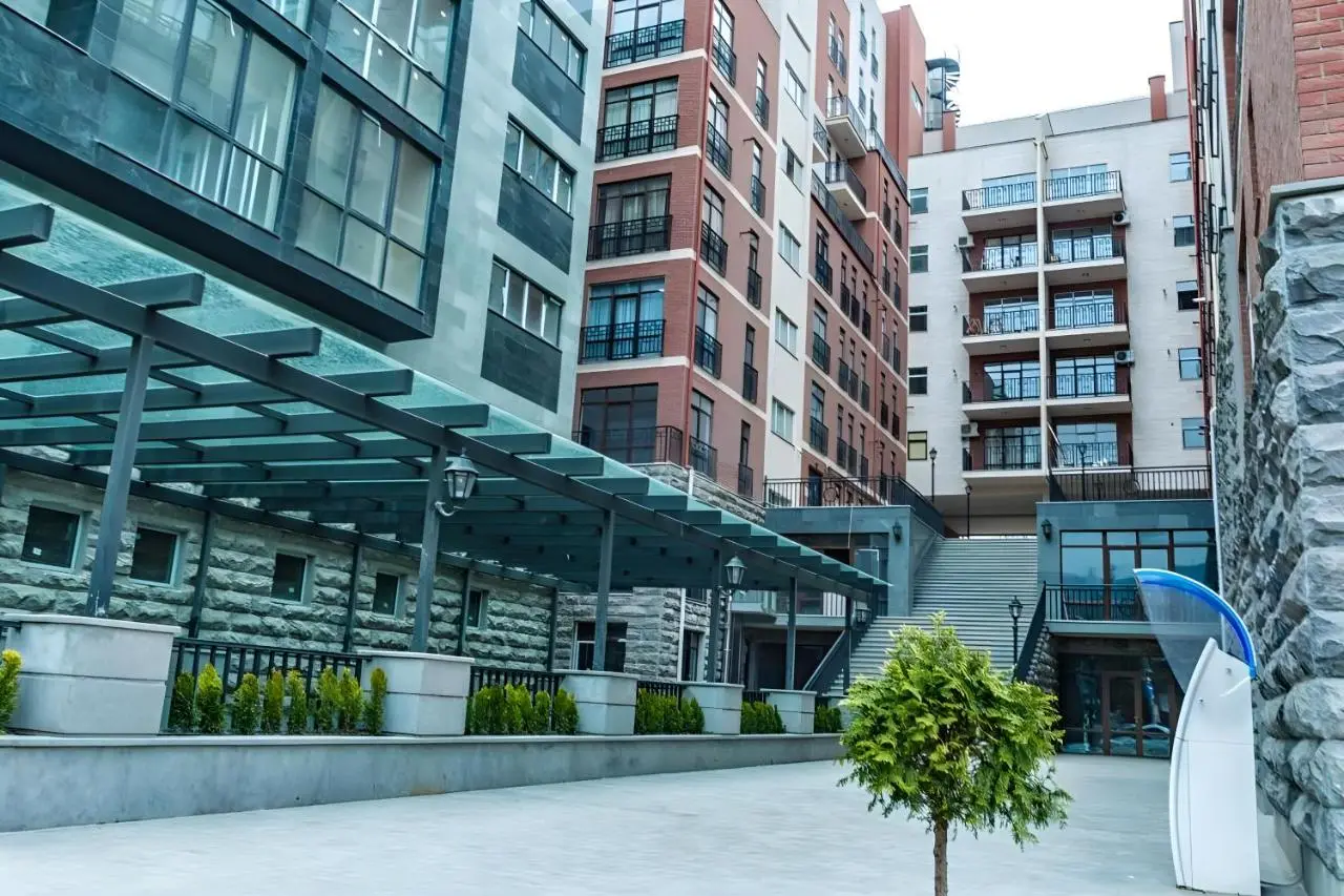 Spacious 2BR Apartment - Balcony & Prime Location