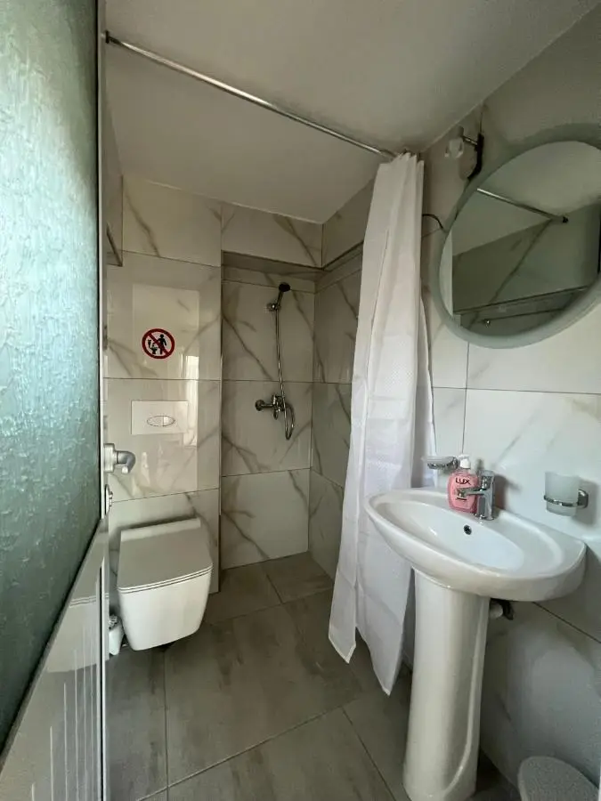 Shkreli Private Entrance Duplex Apartment , Partial Sea View, 3 min from the beach