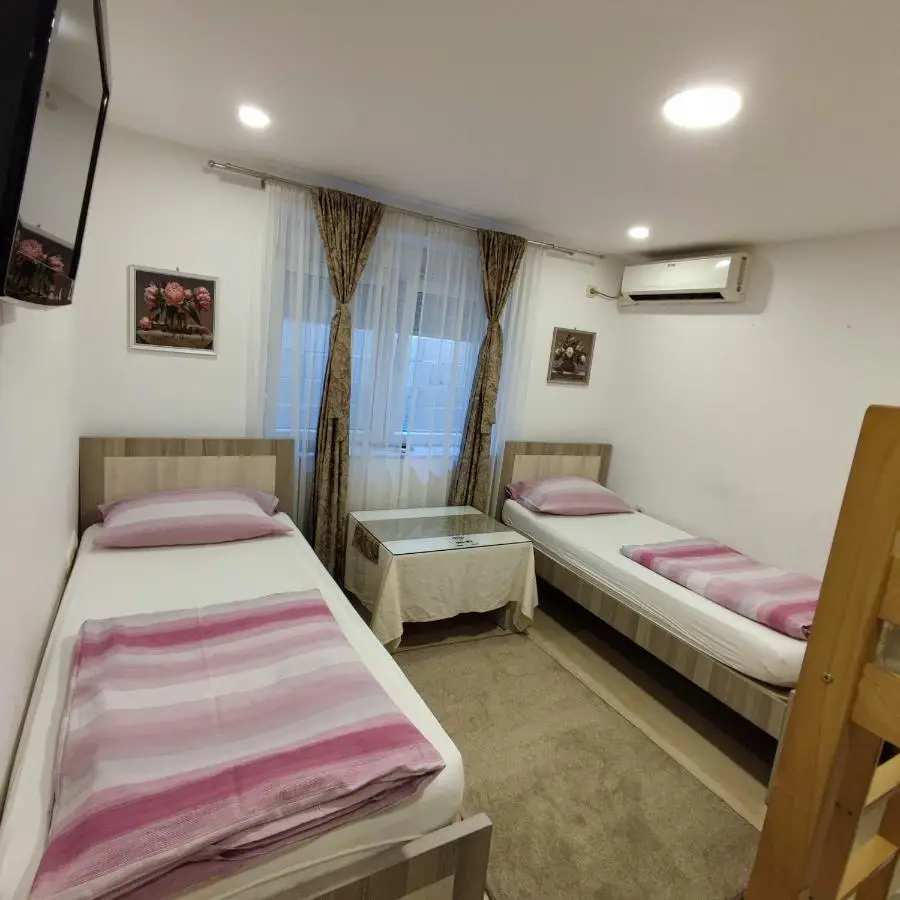 Apartments and rooms Lena