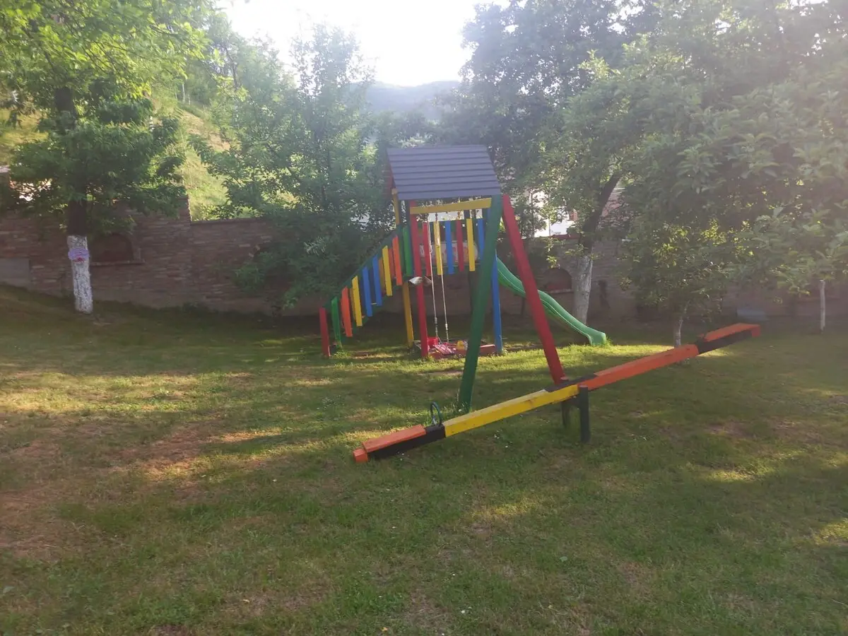 1-min to Bus /  House with Big Garden and BBQ