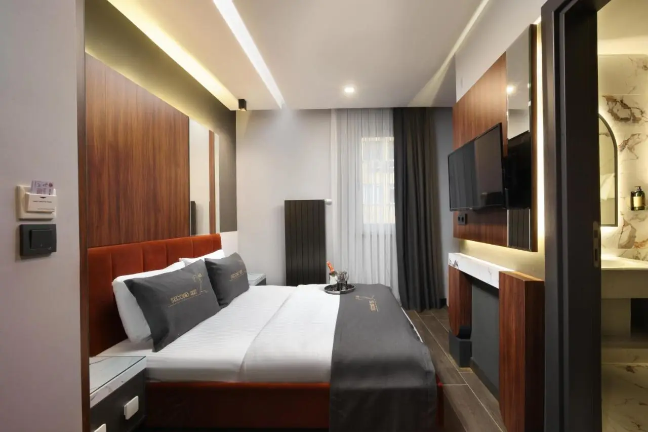 Second Suit Hotel