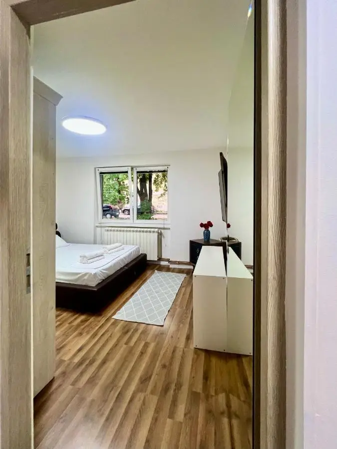 Spacious Two-Bedroom Apartment with Free Parking