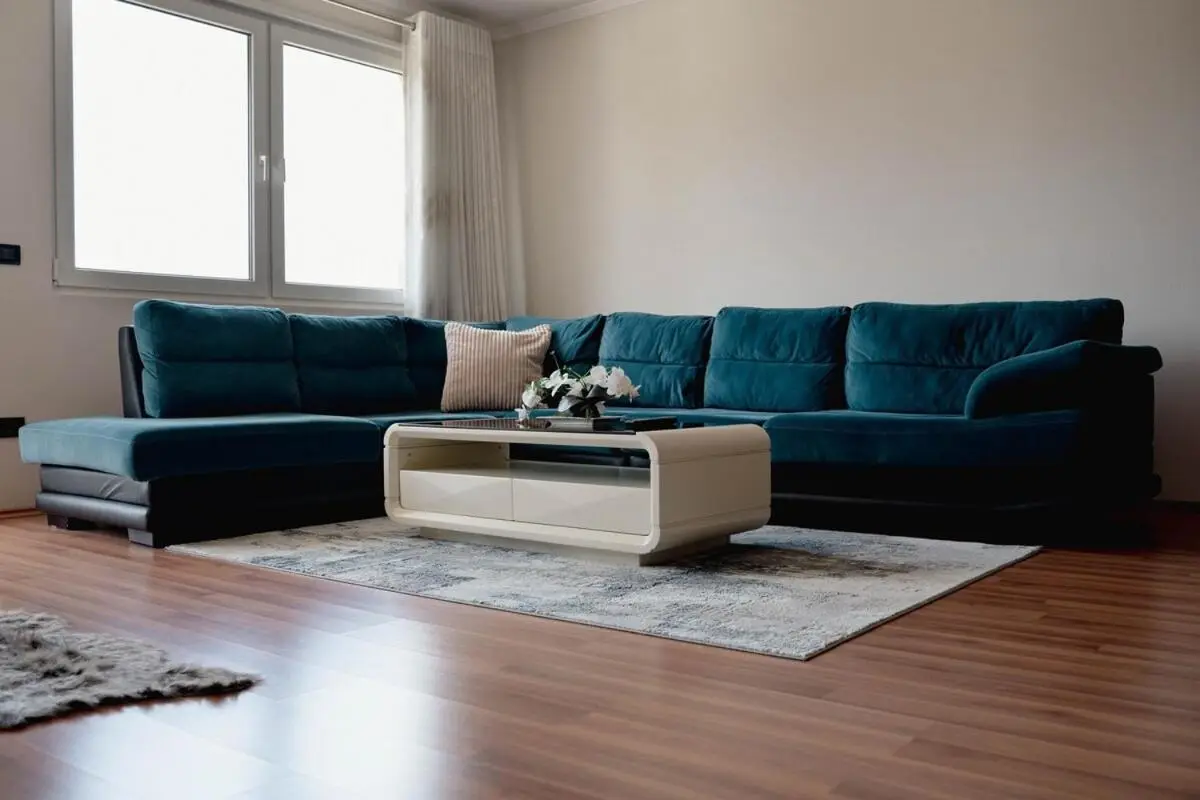 Whole Floor Apartment In Upscale Neighborhood