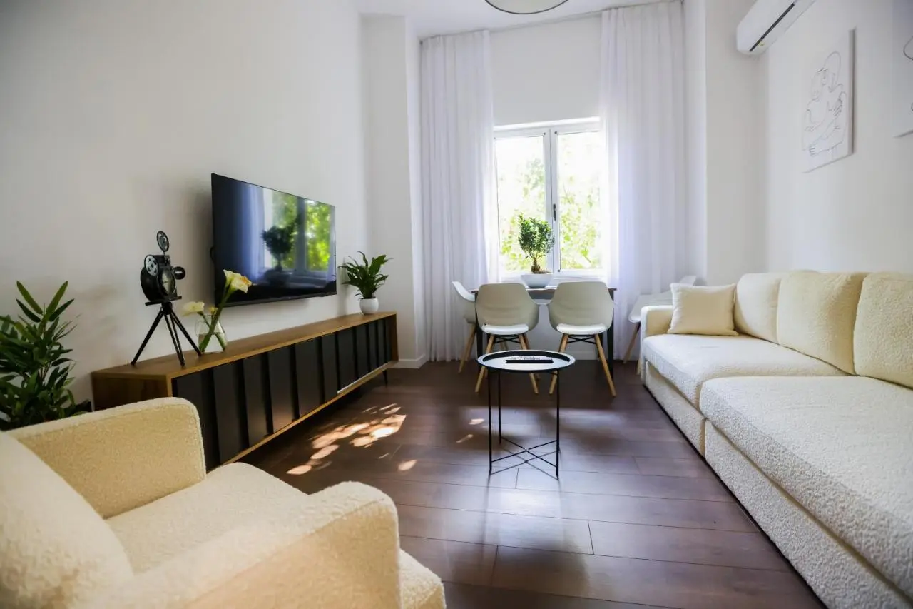 "MiddleNest" Central Apartment