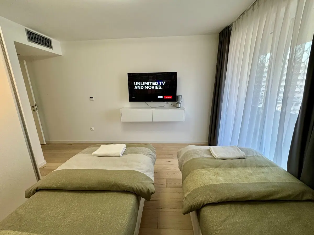 Lux Waves 2bdr apartment w/private parking