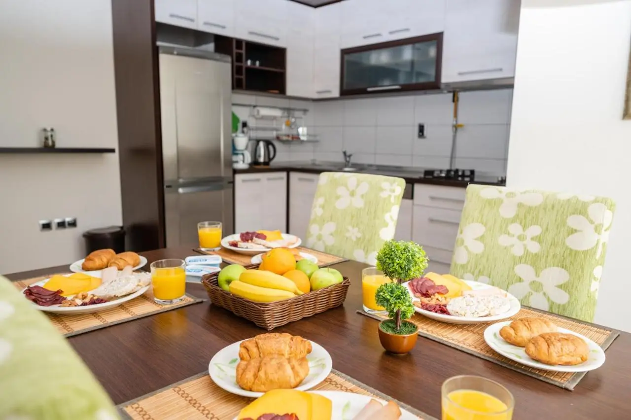 Bright 1BDR Apartment in the City Center