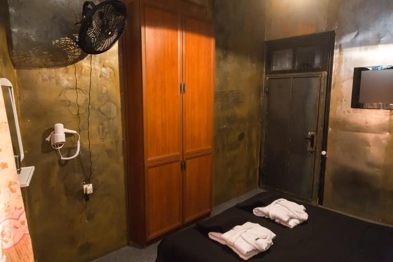 ALCATRAZ JAIL-HOSTEL