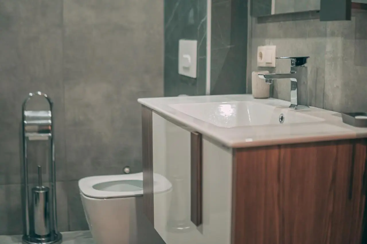 APARTMENT SIXTEEN