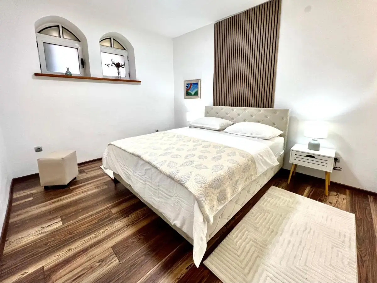 Modern Two-Bedroom Apartment with Garden & Parking