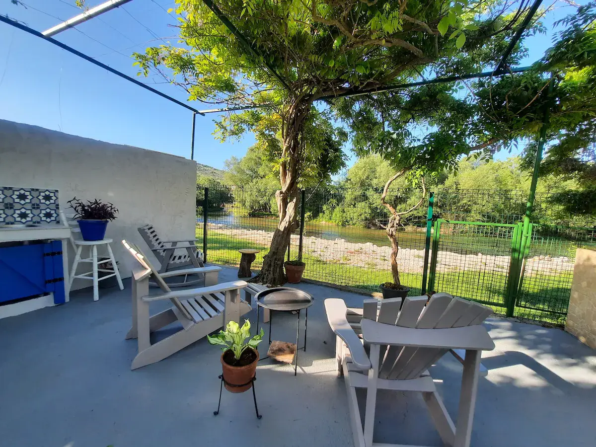 Sunshine Apartment – Pool, River & Garden Oasis