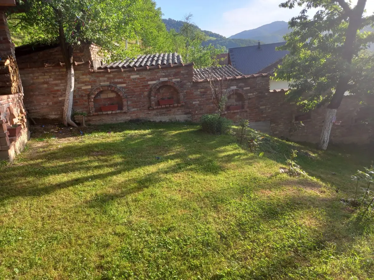 1-min to Bus /  House with Big Garden and BBQ