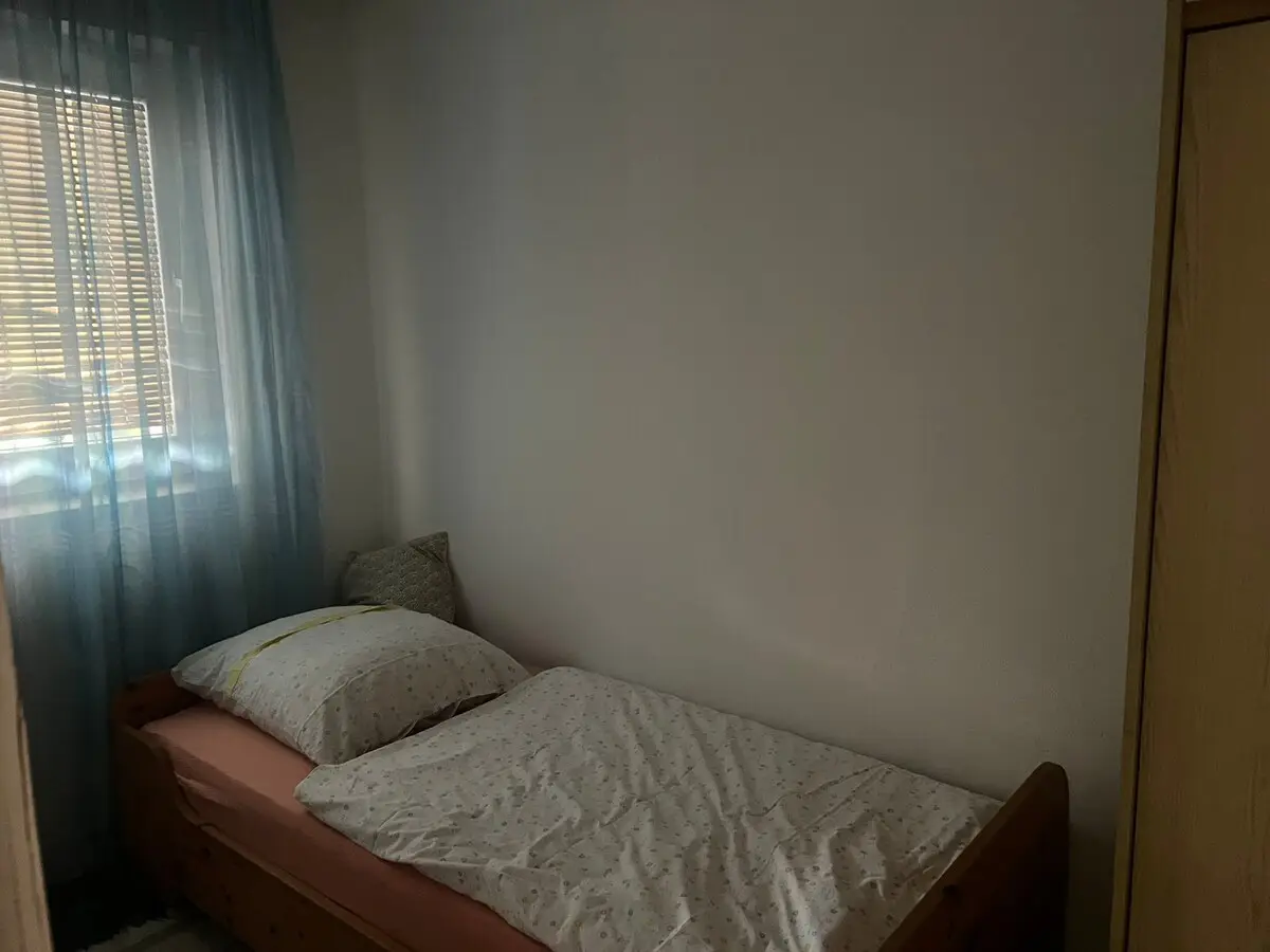 House with a large courtyard and parking, 3 air conditioners!