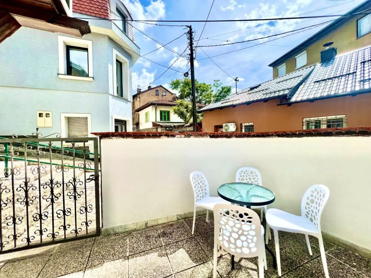 Modern Two-Bedroom Apartment with Garden & Parking