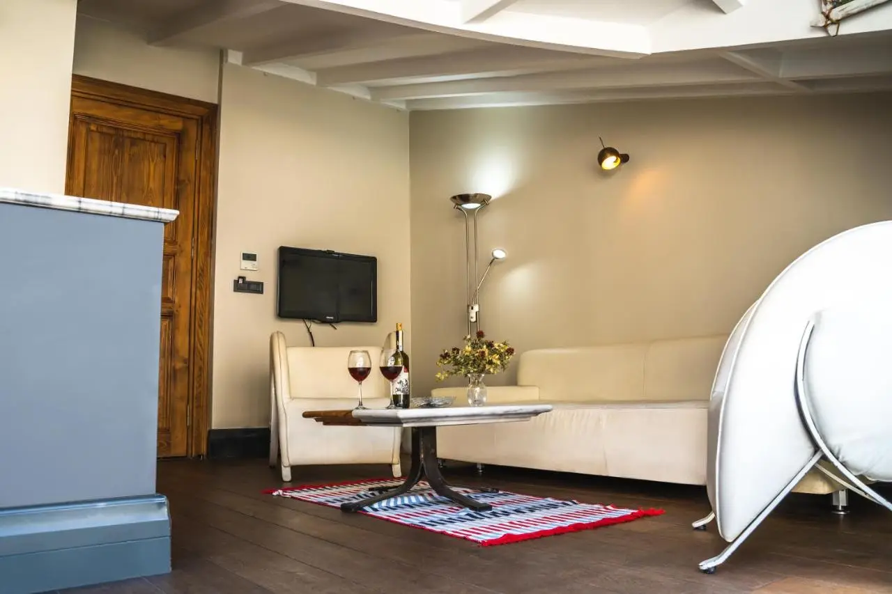 West Pera Hotel