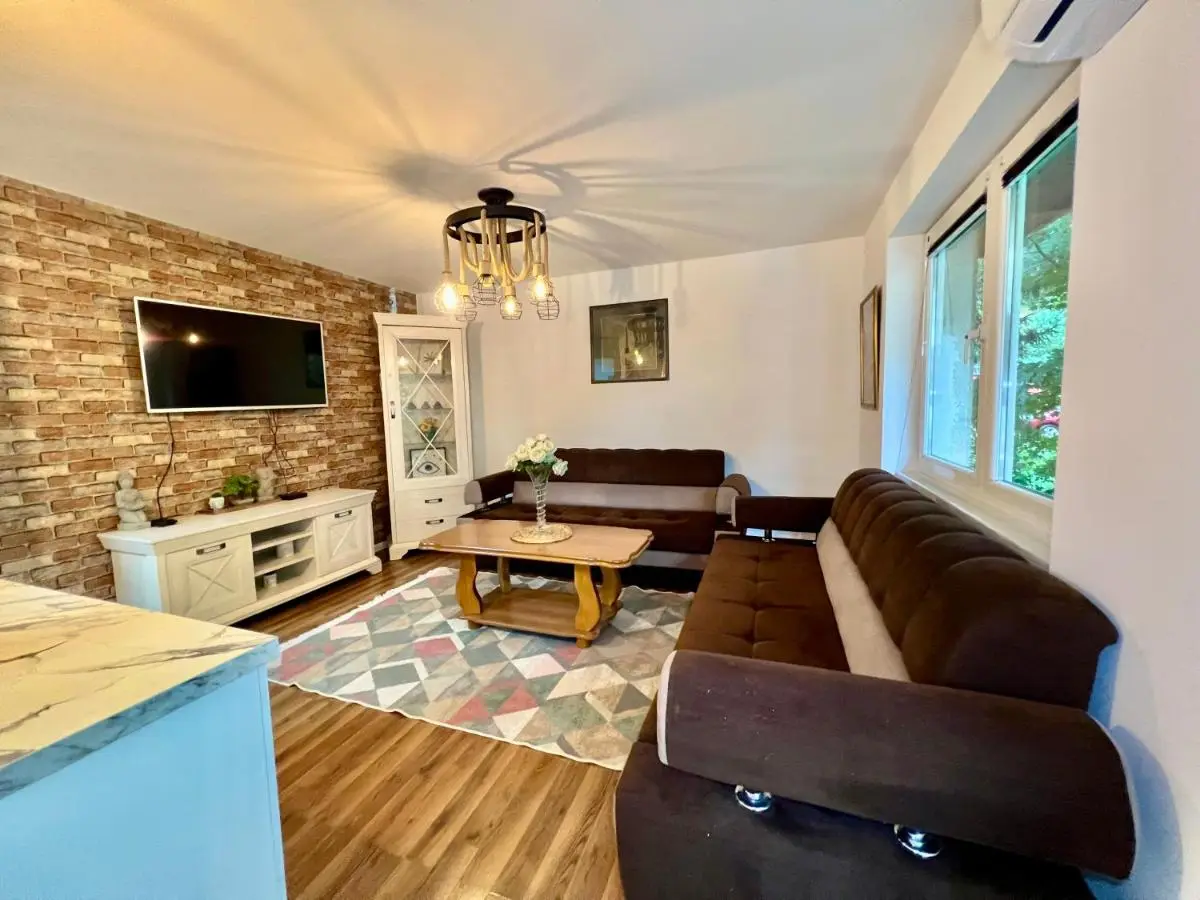 Spacious Two-Bedroom Apartment with Free Parking
