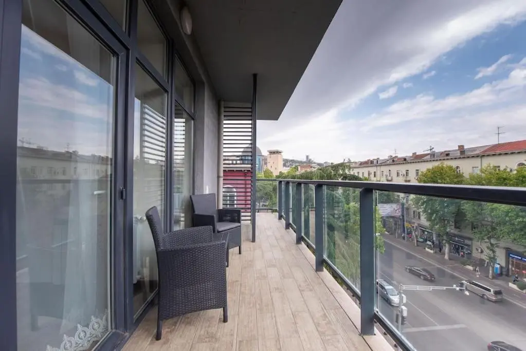 2-Bedroom Apartment with Spacious Balcony - Self Check-In - 5 Min to Metro