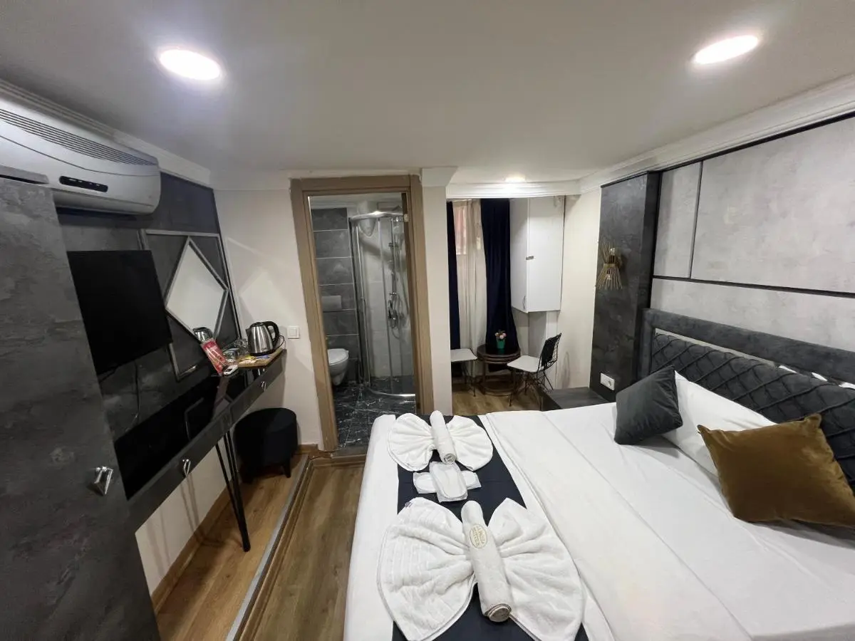 La Pazza Suites