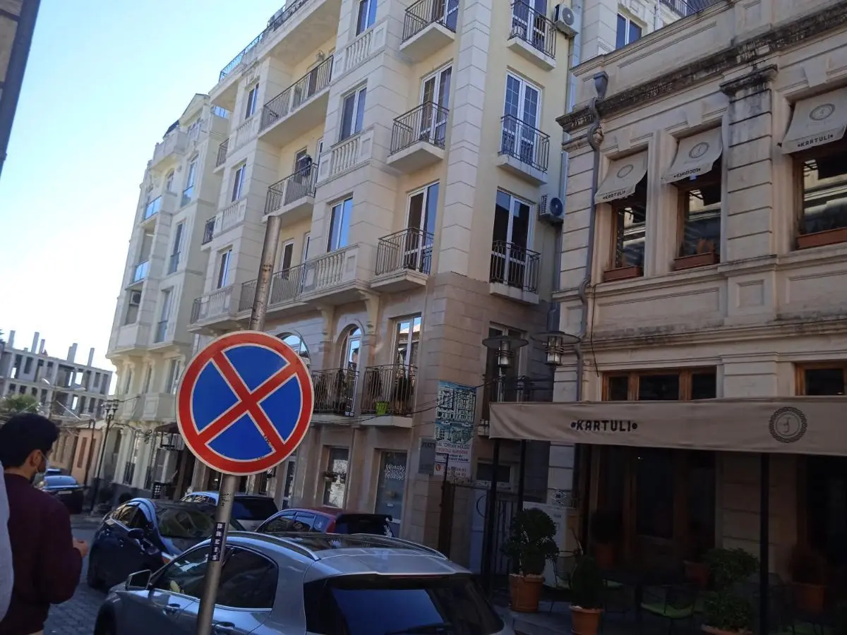 2-bedroom the entire apartment Very central Location 3 minutes walk to central square, Kolkha Fountain