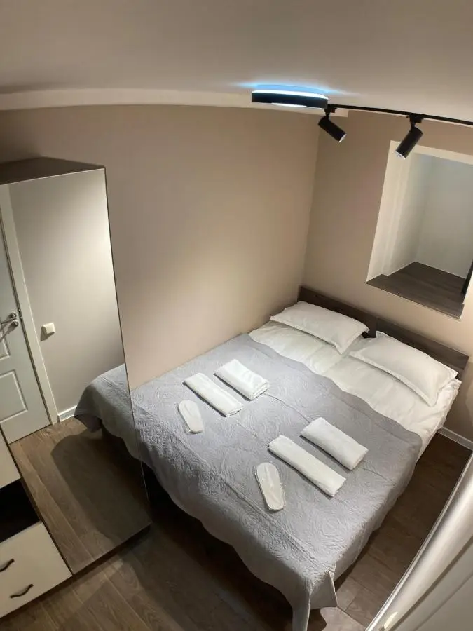 A cozy and comfortable semi-basement apartment